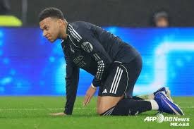 【回放】巴黎奥运会击剑男子花剑1／4决赛：张家朗vs恩佐·莱福特 全场回放